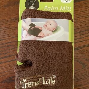 Baby Bath Palm mitts. Fingers and thumbs free to wash baby. Brand New